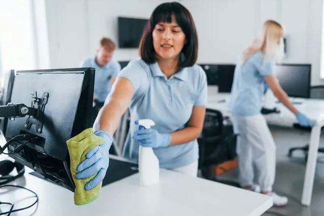 Офісний клінінг у Києві та миття вікон: як обрати сервіс, що реально працює